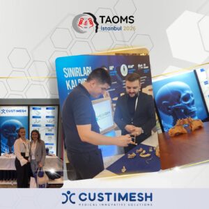 Custimesh standında ürün incelemesi